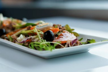 Lahana, salatalık, yumurta, soğan, ton balığı ve zeytinyağlı salata.