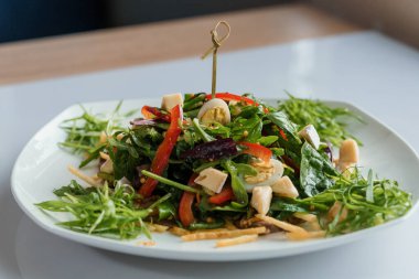 Lahana, salatalık, yumurta, soğan, ton balığı ve zeytinyağlı salata.