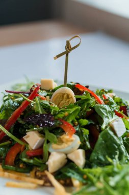 Lahana, salatalık, yumurta, soğan, ton balığı ve zeytinyağlı salata.