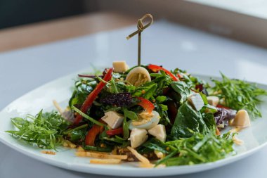 Lahana, salatalık, yumurta, soğan, ton balığı ve zeytinyağlı salata.