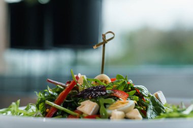 Lahana, salatalık, yumurta, soğan, ton balığı ve zeytinyağlı salata.