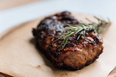 Beyaz arka planda ahşap bir tahtada soslu domuz bifteği.