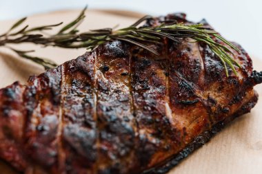 Beyaz arka planda ahşap bir tahtada soslu domuz bifteği.