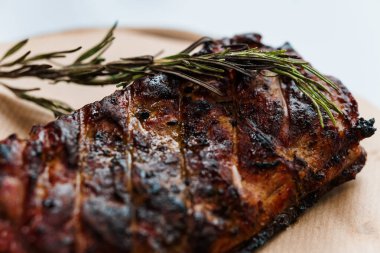 Beyaz arka planda ahşap bir tahtada soslu domuz bifteği.