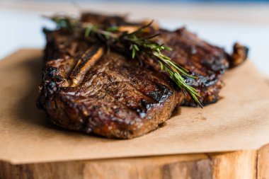 Beyaz arka planda ahşap bir tahtada soslu domuz bifteği.