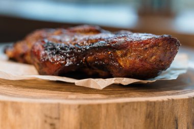 Beyaz arka planda ahşap bir tahtada soslu domuz bifteği.