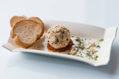 Beyaz arka planda otlu peynir topları