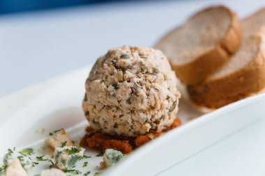 Beyaz arka planda otlu peynir topları