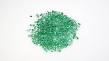 Beyaz arkaplanda doğal yeşil zümrüt