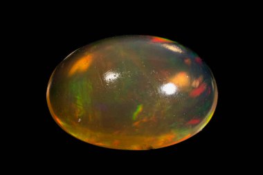 Siyah arka planda izole edilmiş doğal gökkuşağı opal mücevheri