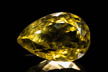 İzole edilmiş arka planda doğal sarı sitrin kuvars taşı