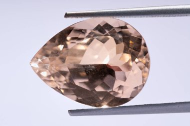 Doğal sarı topaz mücevheri izole edilmiş beyaz zemin