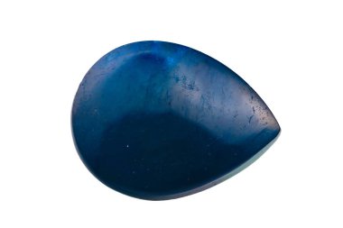 İzole edilmiş beyaz arka planda doğal mavi safir mücevher.