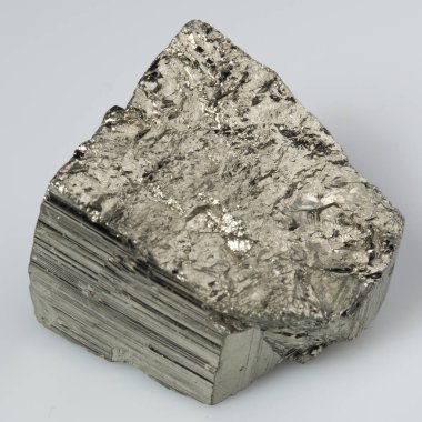 Beyaz arka planda doğal gümüş pirit taşı