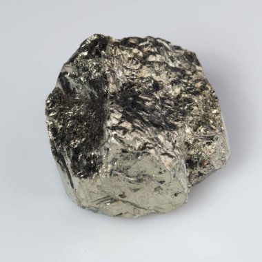 Beyaz arka planda doğal gümüş pirit taşı