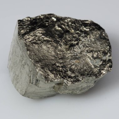 Beyaz arka planda doğal gümüş pirit taşı