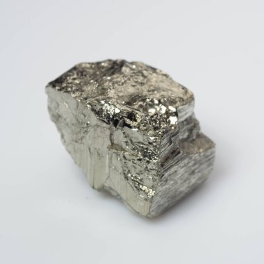 Beyaz arka planda doğal gümüş pirit taşı