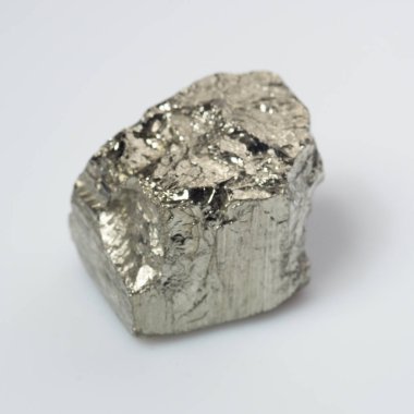 Beyaz arka planda doğal gümüş pirit taşı