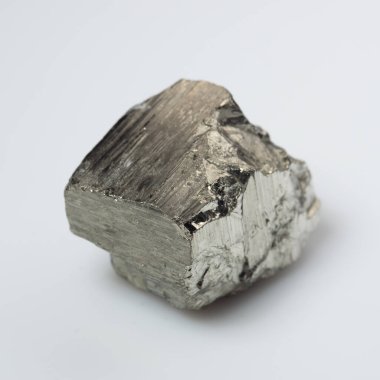 Beyaz arka planda doğal gümüş pirit taşı