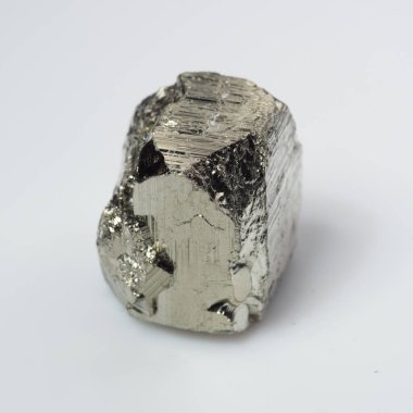 Beyaz arka planda doğal gümüş pirit taşı