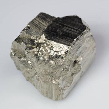 Beyaz arka planda doğal gümüş pirit taşı