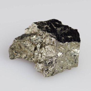 Beyaz arka planda doğal gümüş pirit taşı