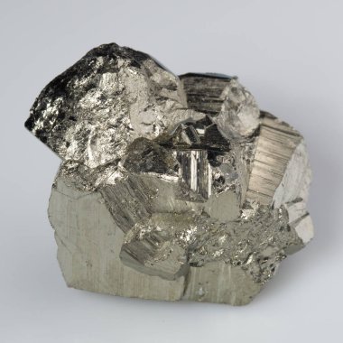 Beyaz arka planda doğal gümüş pirit taşı