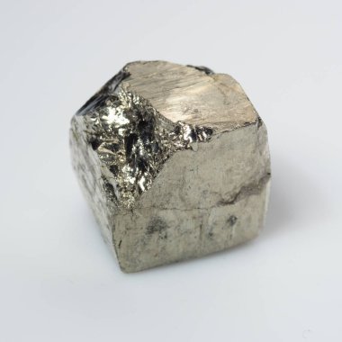 Beyaz arka planda doğal gümüş pirit taşı