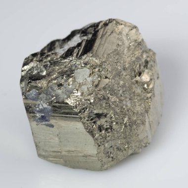 Beyaz arka planda doğal gümüş pirit taşı