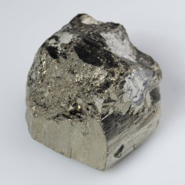 Beyaz arka planda doğal gümüş pirit taşı