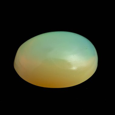 Siyah arka planda izole edilmiş doğal gökkuşağı opal mücevheri