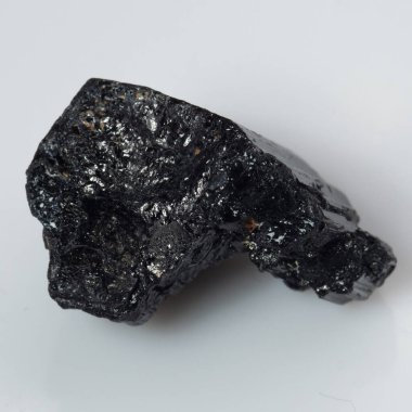 Beyaz arka planda doğal siyah turmalin scherl