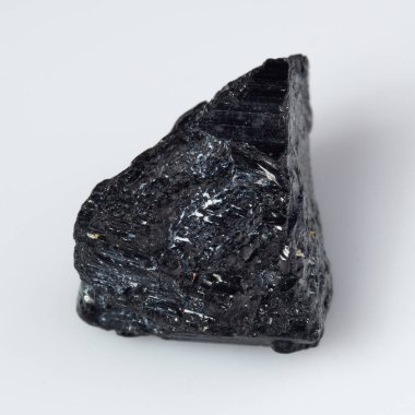 Beyaz arka planda doğal siyah turmalin scherl