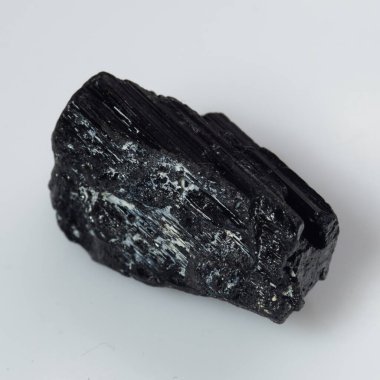 Beyaz arka planda doğal siyah turmalin scherl