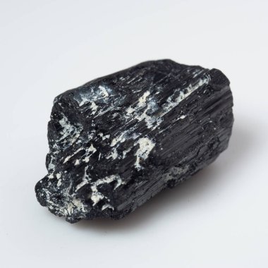 Beyaz arka planda doğal siyah turmalin scherl