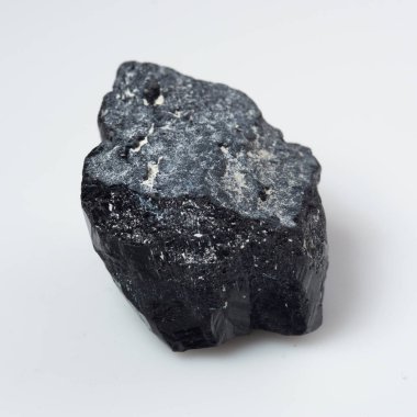 Beyaz arka planda doğal siyah turmalin scherl