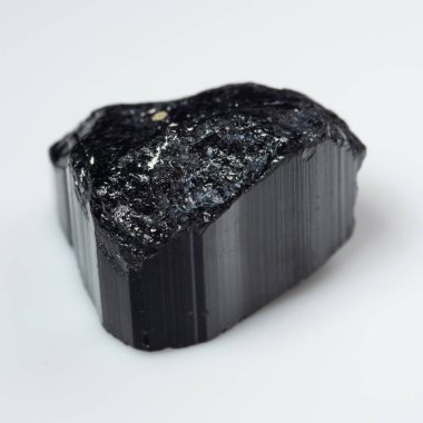 Beyaz arka planda doğal siyah turmalin scherl