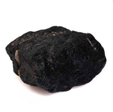 Beyaz arka planda doğal siyah turmalin scherl