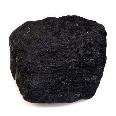 Beyaz arka planda doğal siyah turmalin scherl