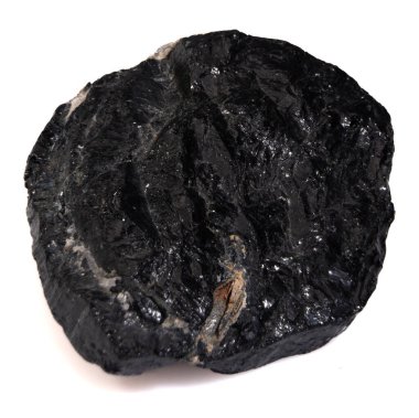 Beyaz arka planda doğal siyah turmalin scherl