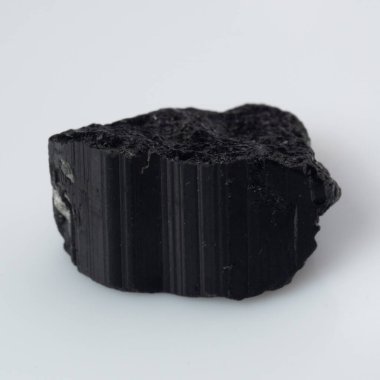 Beyaz arka planda doğal siyah turmalin scherl