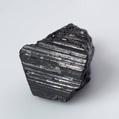 Beyaz arka planda doğal siyah turmalin scherl