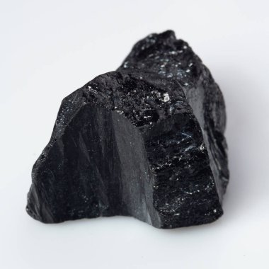 Beyaz arka planda doğal siyah turmalin scherl