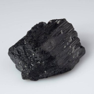 Beyaz arka planda doğal siyah turmalin scherl