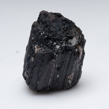 Beyaz arka planda doğal siyah turmalin scherl