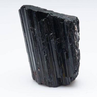 Beyaz arka planda doğal siyah turmalin scherl