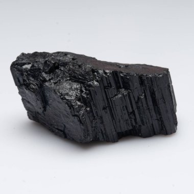 Beyaz arka planda doğal siyah turmalin scherl