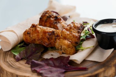 Tahtada ızgara sebzeli tavuk ve domuz şiş.