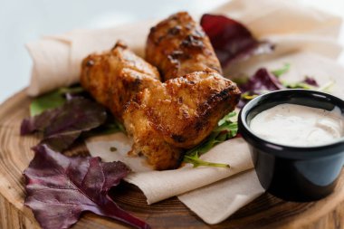 Tahtada ızgara sebzeli tavuk ve domuz şiş.