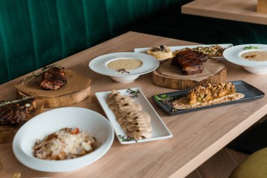 Sert peynirli patates, bir tabakta salatalık ve otlar.